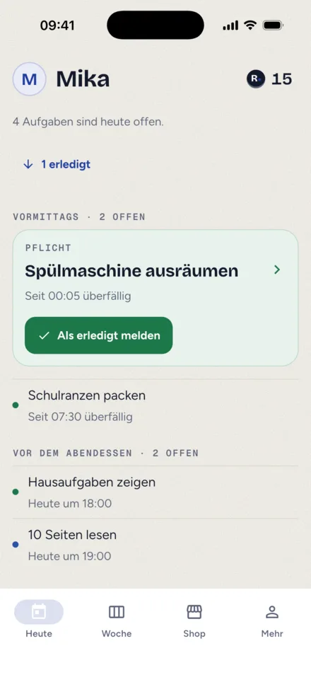 Kinderansicht „Heute“: vier offene Aufgaben nach Tageszeit geordnet, vormittags zwei und vor dem Abendessen zwei; die überfälligen mit dem Hinweis, seit wann, die übrigen mit ihrer Uhrzeit, ein Knopf „Als erledigt melden“ und oben ein Verweis auf die eine erledigte Aufgabe.
