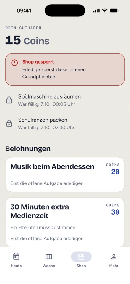 Kind-Shop: das Guthaben von 15 Coins im Kopf, darunter „Shop gesperrt“ mit den zwei offenen Grundpflichten und wann sie fällig waren; auf den Belohnungen statt eines Knopfs der Satz „Erst die offene Aufgabe erledigen.“