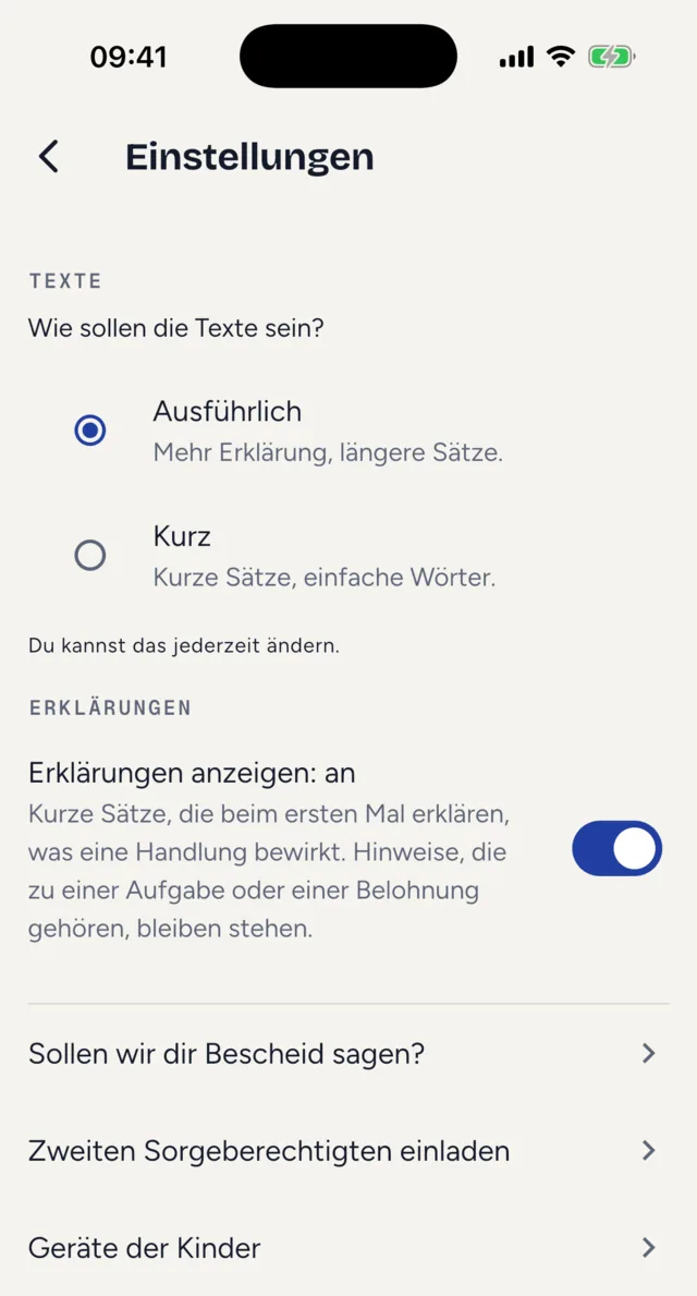 Der Bildschirm „Einstellungen“ mit „Texte“ (Ausführlich, Kurz), „Erklärungen anzeigen: an“ und den Zeilen „Sollen wir dir Bescheid sagen?“, „Zweiten Sorgeberechtigten einladen“ und „Geräte der Kinder“.