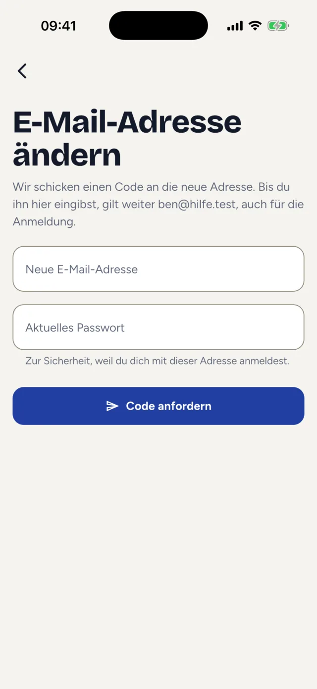 Der Bildschirm „E-Mail-Adresse ändern“ mit dem Hinweis, dass ein Code an die neue Adresse geht und bis dahin die bisherige gilt, den Feldern „Neue E-Mail-Adresse“ und „Aktuelles Passwort“ und dem Knopf „Code anfordern“.