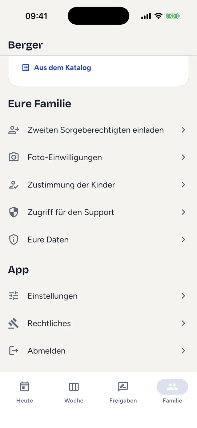 Der untere Teil des Tabs „Familie“ mit „Eure Familie“ (Zweiten Sorgeberechtigten einladen, Foto-Einwilligungen, Zustimmung der Kinder, Zugriff für den Support, Eure Daten) und „App“ (Einstellungen, Rechtliches, Abmelden).