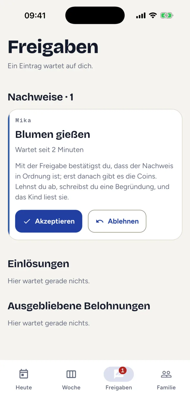 Der Tab „Freigaben“ mit „Ein Eintrag wartet auf dich.“, der Gruppe „Nachweise · 1“ mit der Aufgabe „Blumen gießen“ von Mika, „Wartet seit 2 Minuten“ und den Knöpfen „Akzeptieren“ und „Ablehnen“.