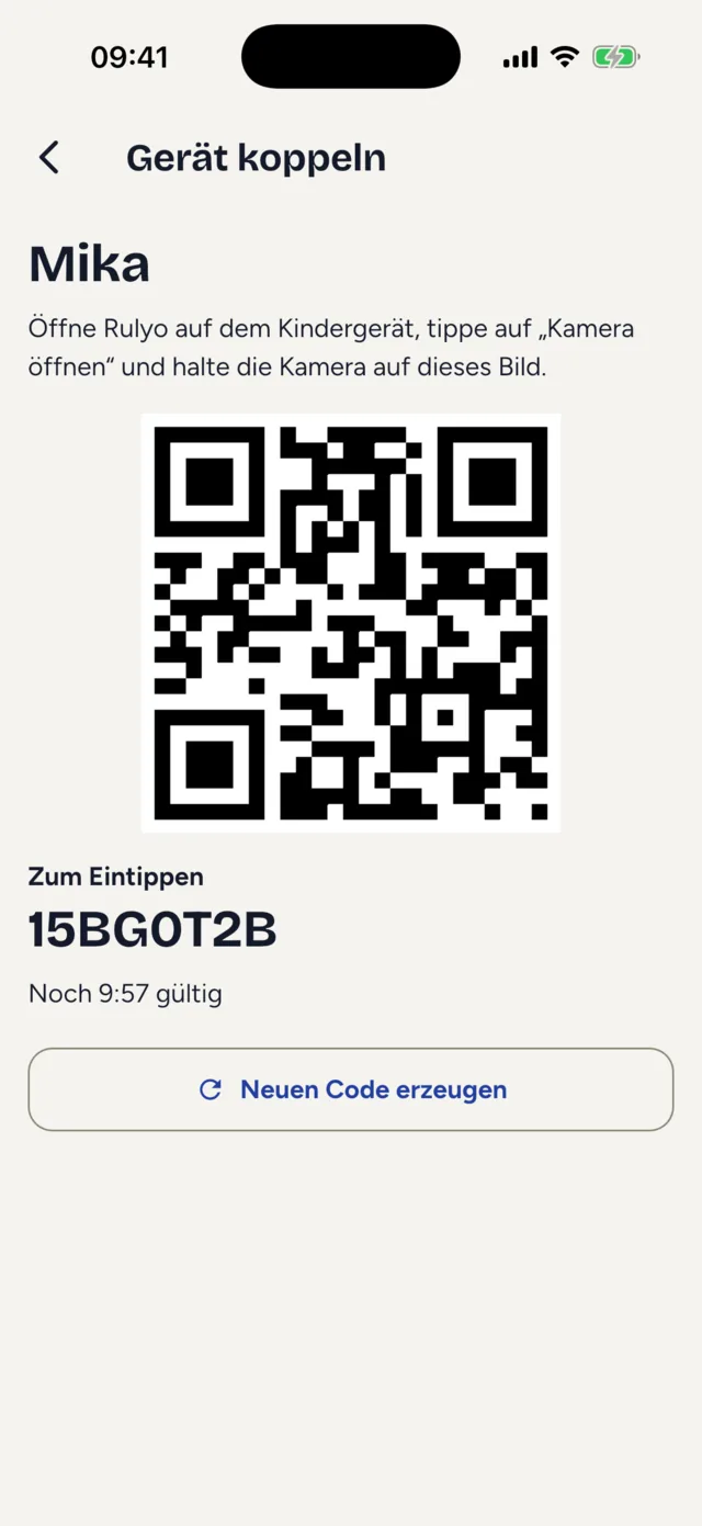 Der Bildschirm „Gerät koppeln“ mit dem Namen des Kindes, einem QR-Code, dem Code zum Eintippen und dem Countdown „Noch 9:57 gültig“.
