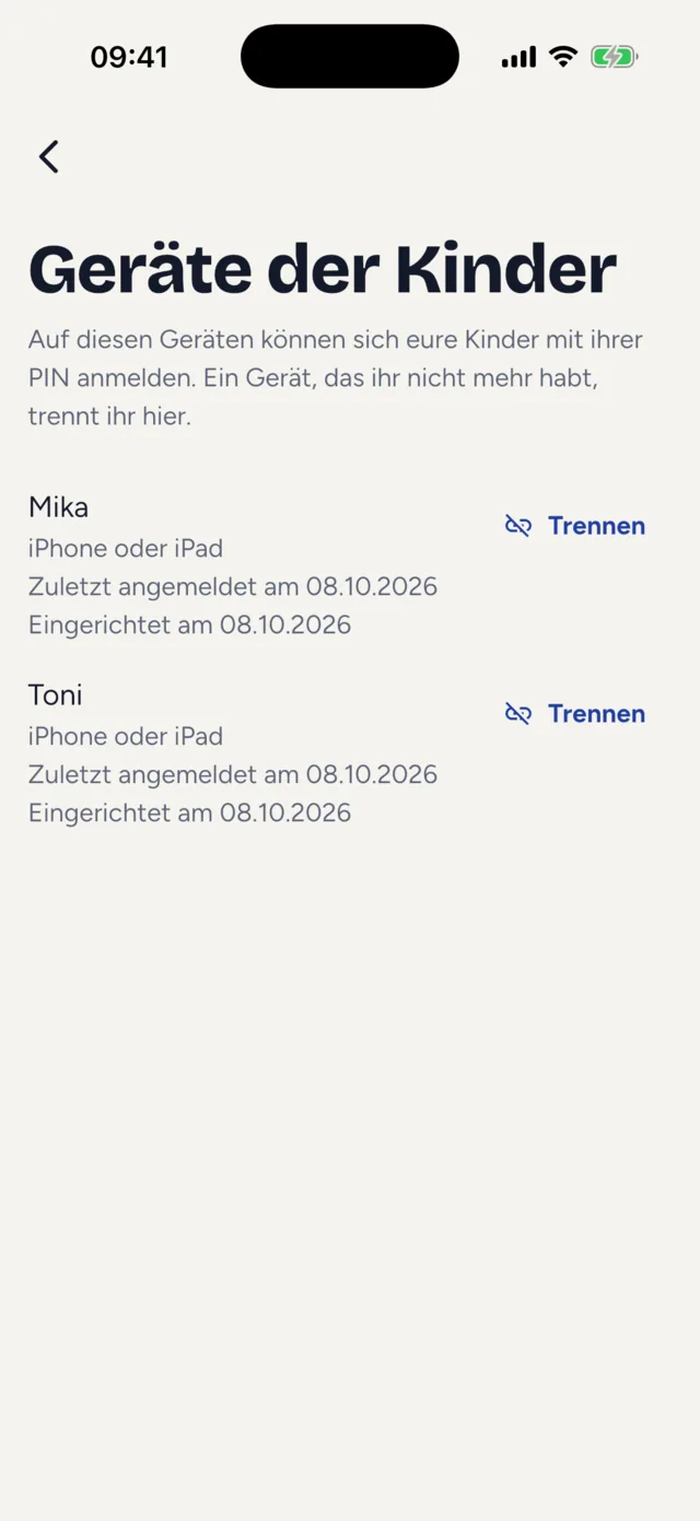 Die Liste „Geräte der Kinder“ mit je einem Eintrag für Mika und Toni, „iPhone oder iPad“, „Zuletzt angemeldet am 08.10.2026“, „Eingerichtet am 08.10.2026“ und dem Knopf „Trennen“.