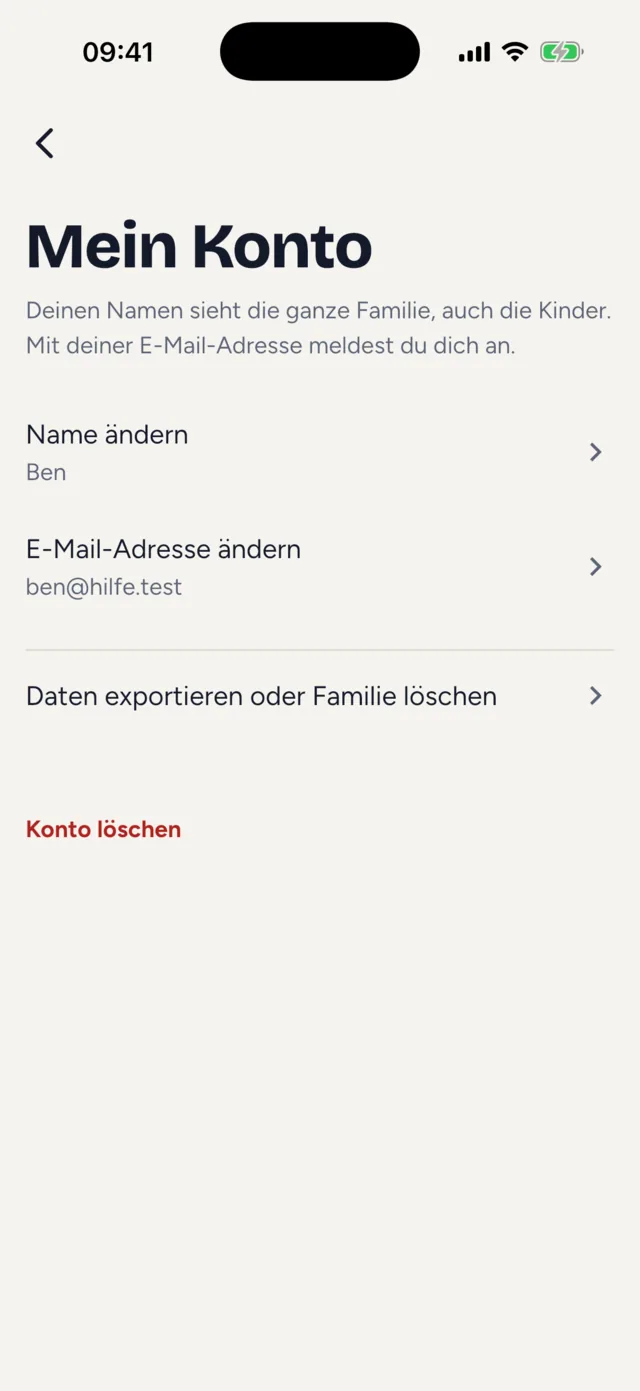 Der Bildschirm „Mein Konto“ mit dem Satz „Deinen Namen sieht die ganze Familie, auch die Kinder. Mit deiner E-Mail-Adresse meldest du dich an.“, den Zeilen „Name ändern“ und „E-Mail-Adresse ändern“ mit Name und Adresse darunter, der Zeile „Daten exportieren oder Familie löschen“ und, rot, „Konto löschen“.