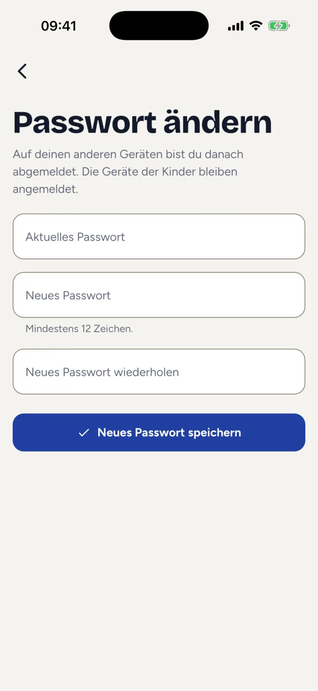 Der Bildschirm „Passwort ändern“ mit dem Hinweis „Auf deinen anderen Geräten bist du danach abgemeldet. Die Geräte der Kinder bleiben angemeldet.“, den Feldern „Aktuelles Passwort“, „Neues Passwort“ und „Neues Passwort wiederholen“ und dem Knopf „Neues Passwort speichern“.