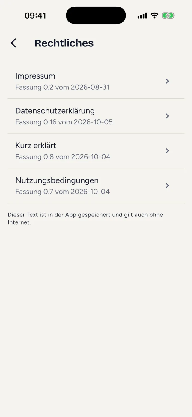 Der Bildschirm „Rechtliches“ mit „Impressum“, „Datenschutzerklärung“, „Kurz erklärt“ und „Nutzungsbedingungen“, je mit Fassung und Datum.